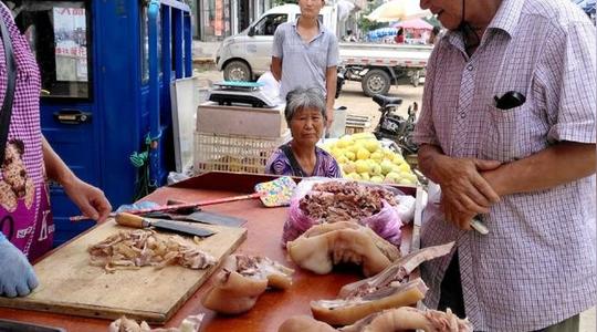 菜市场牛肉摊出现“稀罕货”，肉不紧致但生意好，大家都买回去做
