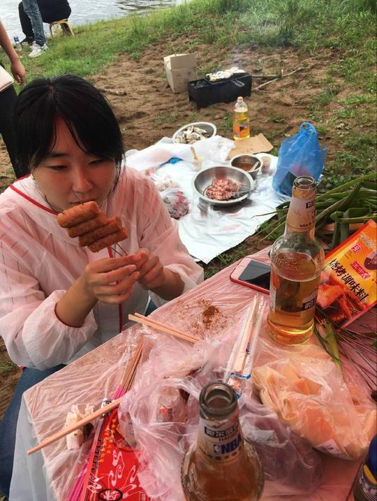 十年未见老同学河边烧烤，悠闲自得