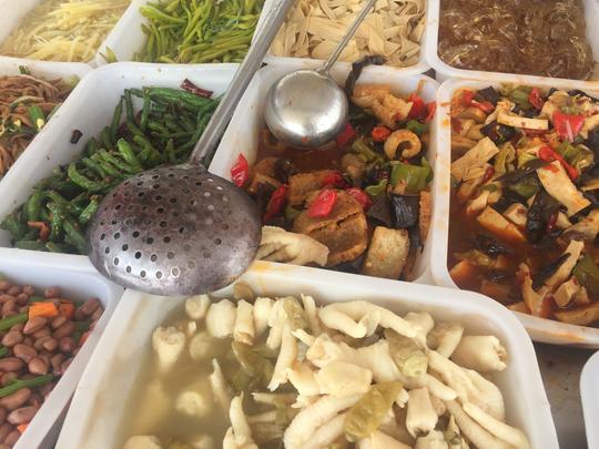 农村大姐街头卖熟菜，日赚500块，有一样菜营养高都爱吃