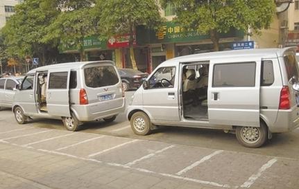 农村小伙开面包车拉客，日赚263元，称道：比打工自由