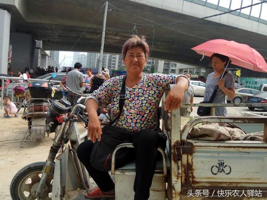 10张路边摆摊图，站一天赚几十块，越看越心酸
