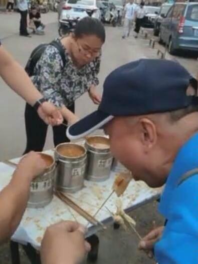 大叔好吃街摆摊卖这“不值钱”小吃，吃货自己动手做，他只管收钱