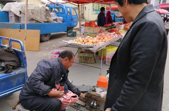 农村大集快被淘汰的小买卖，还不如出去打工赚钱多，大哥为何坚守