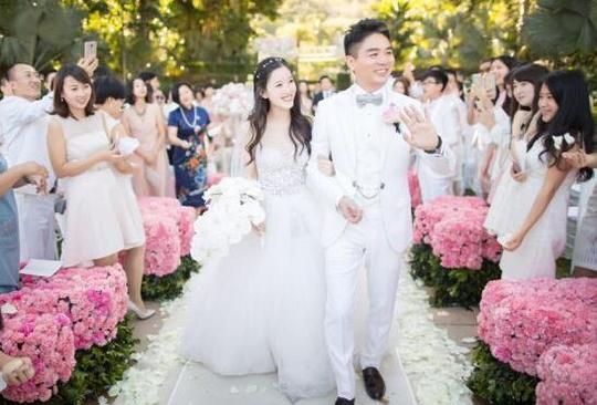 刘强东几百亿身价，娶小19岁娇妻，把奶茶妹打造成京东最强品牌