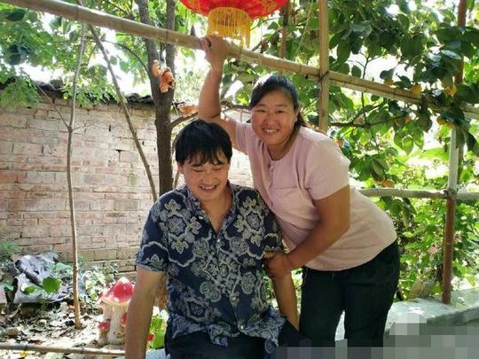 大衣哥农村家里太乱，院里杂货太多，网友忙解释：嫌乱就不要看！