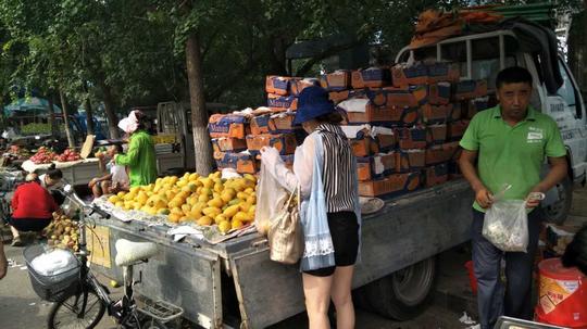 农村小伙摆摊卖水果：15块钱一个的火龙果，大家排队抢着要