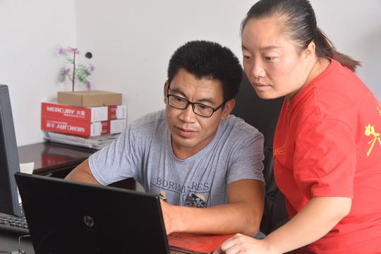 望都80后夫妻带领60名村妇创业做箱包小作坊成大公司出口