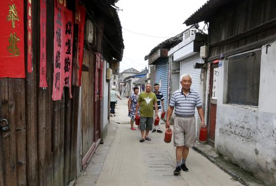 百年“老虎灶”一瓶水仅两角，老汉苦撑门面，只为乡亲送来的礼