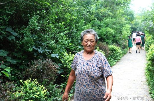 77岁农村大娘早晨7点上山采摘，路边摆摊能挣钱还锻炼了身体