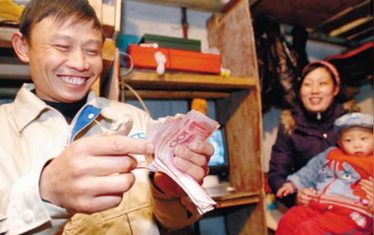 农民工夫妻住简陋工棚，干活艰辛，看到图7的场面让人不忍落泪！