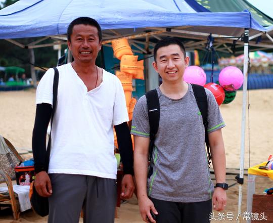 烈日下暴晒赚钱谋生，大学生打工30天晒成“黑人”