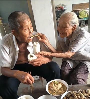 在山区农村拍摄的十张照片，让你体会到什么是穷人的孩子早当家！