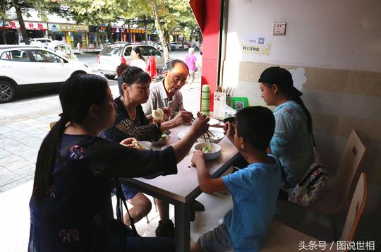 这家包子店够拽：每天只营业半天，服务人员达20人，生意火到爆