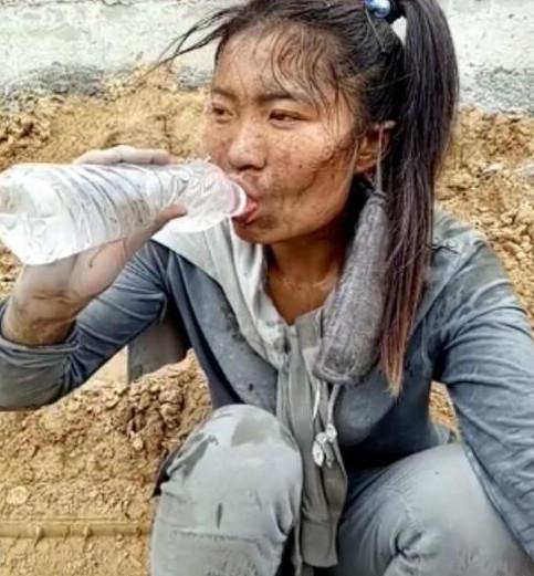 直击：农村90后女孩工地搬水泥，每天累死累活却只挣100多块