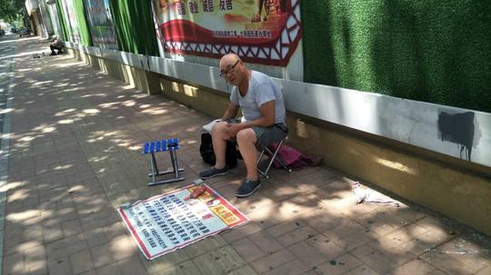 农村男子混进景区招摇撞骗：对着小孩故弄玄虚，完事后狮子大开口