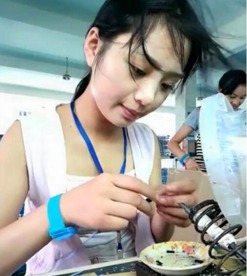 带你走进工厂里的农村姑娘真实生活，个个能吃苦，靠自己双手赚钱