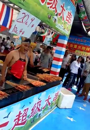 二师兄卖串串生意冷清，有人看他没人买烤串，好尴尬