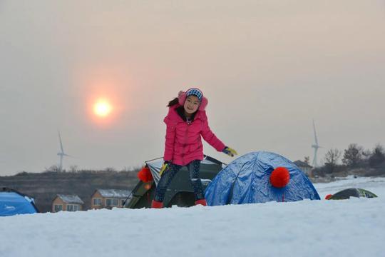 美女雪地露营，尝试极寒天气