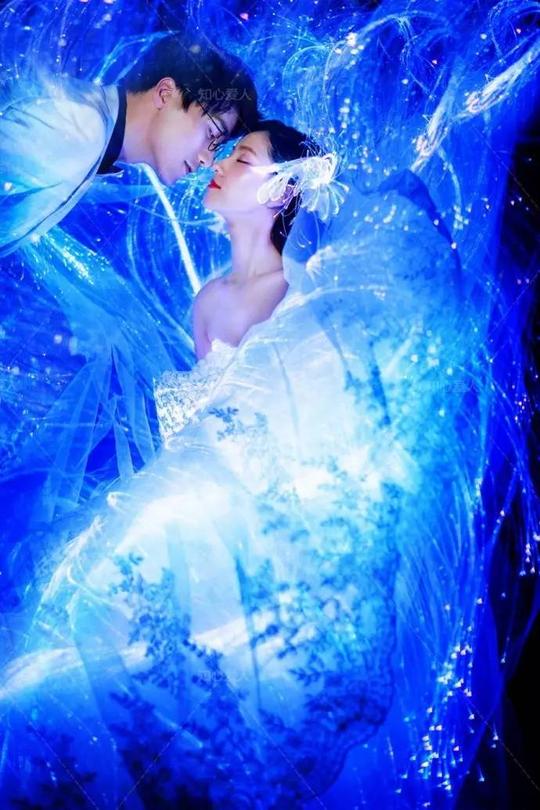 夜光精灵主题婚纱照，婚纱与科技的结合，打造浑然天成的童话！
