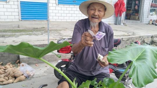 一位96岁的农村老爷爷：每天坚持出来摆摊，一天能赚好几百