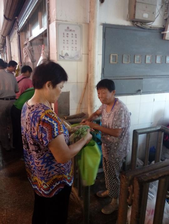 70岁农村阿姨挑着担子进城卖菜的9张图，每一张都令人心酸