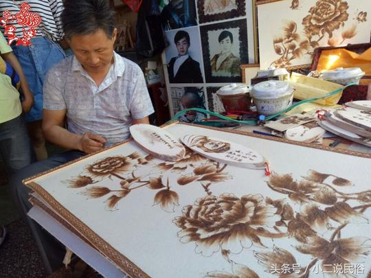 农村老人用特殊的手法作画10元一幅生意好，每天赚百元很随意