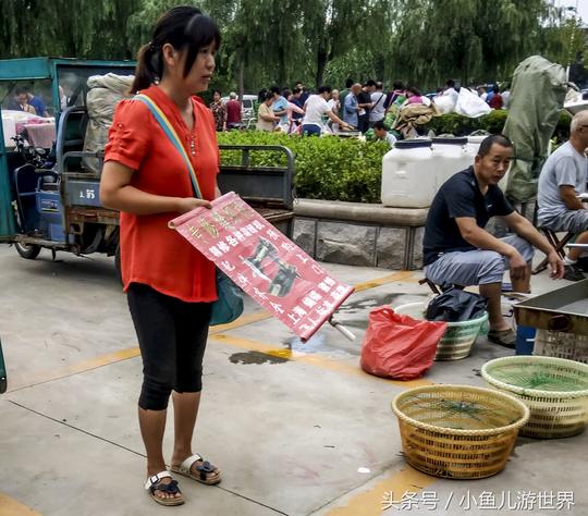城里早市上农民大姐卖“稀罕物”第一次见，卖3.5元，全部卖光