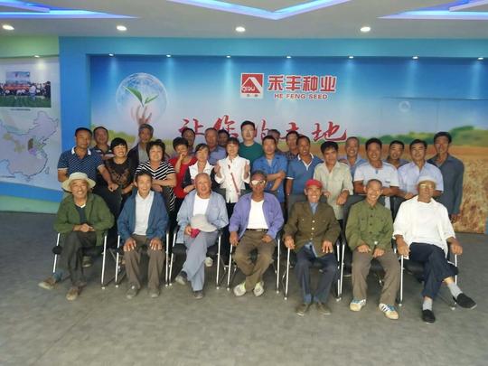 助农开眼界、增收入：淄博市公安局第一书记马涛组织村民到禾丰种业公司参观学习