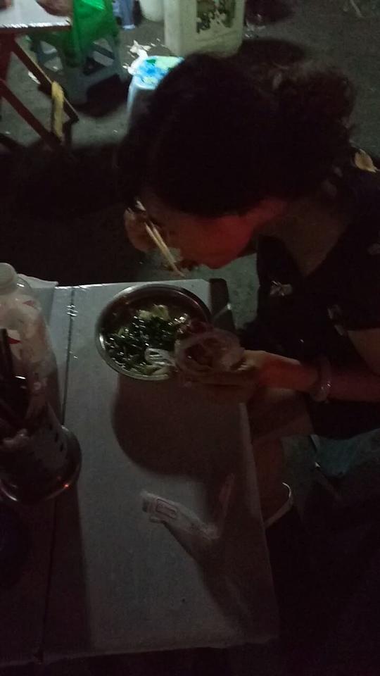 夜市摊位每月500，一份小吃5元，生意从下午5点一直忙到凌晨