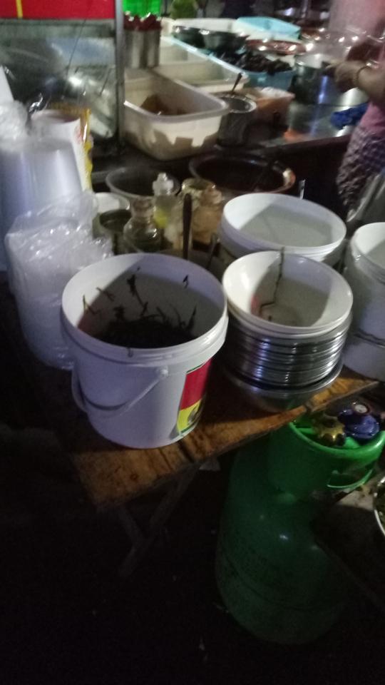 夜市摊位每月500，一份小吃5元，生意从下午5点一直忙到凌晨