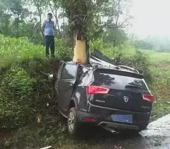 刹车失灵后撞墙和撞树哪个比较安全 刹车失灵后撞墙和撞树哪个比较安全