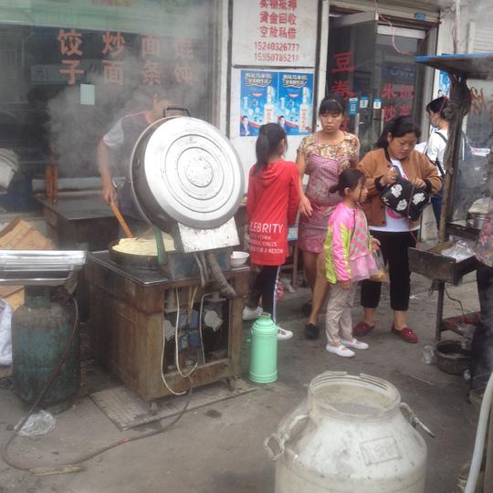 乡村街头的包子铺，3-4元的早餐让你吃到饱，要是不信，小编请客