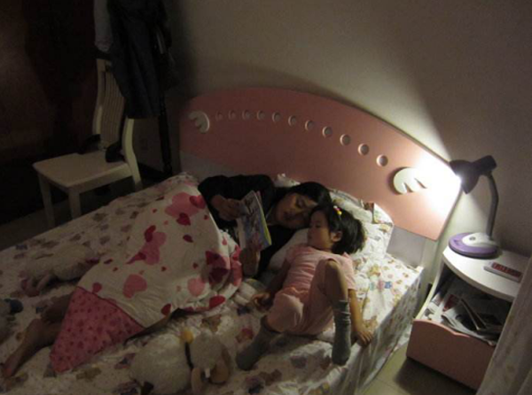 宝宝和爸妈睡好还是自己睡好