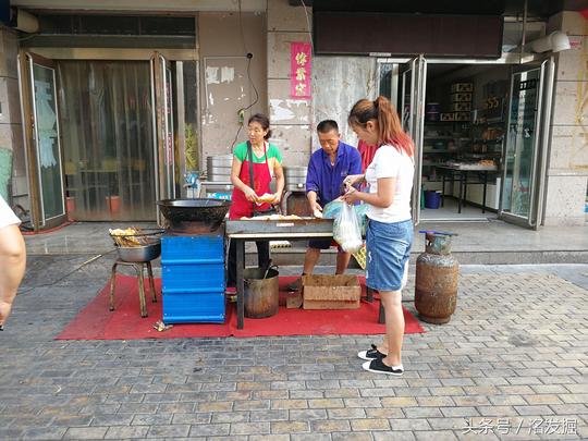 夫妻俩一年轻松赚十几万，在读大学的儿子想回家和父母一起做生意
