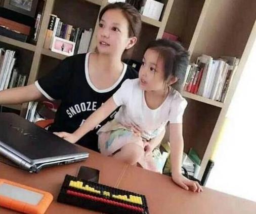 小四月被嘲穿着不如王诗龄，赵薇霸气回复，这是土豪与贵族的区别