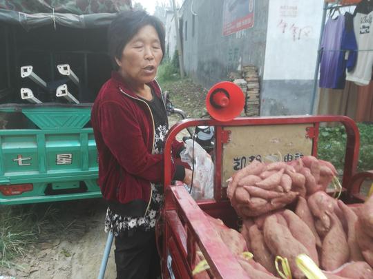 母亲与人私奔，父亲失踪，5岁女孩与农村奶奶卖红薯相依为命