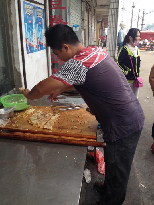 乡村街头的包子铺，3-4元的早餐让你吃到饱，要是不信，小编请客