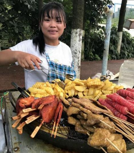 实拍：90后农村女孩辍学赚钱养家，摆个路边摊月入万元