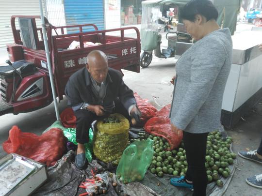 8旬农村老人，每天凌晨4点批发核桃去卖，只为给孙子攒彩礼钱