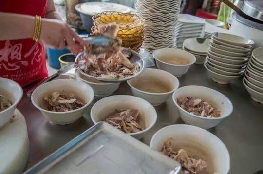 农村夫妇摆摊卖牛肉粉：碗里的牛肉比粉多，不仅不亏反而大赚