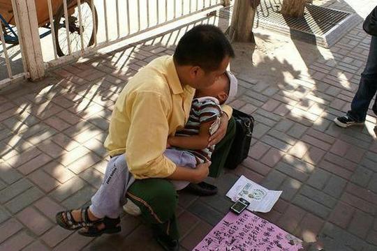街头常见的8大乞讨骗术，竟有人抱着2岁小孩一起行骗