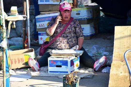 农村集市上的摊主：一年最少赚100000，伙食却和乞丐差不多