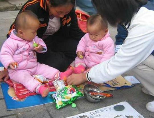街头常见的8大乞讨骗术，竟有人抱着2岁小孩一起行骗