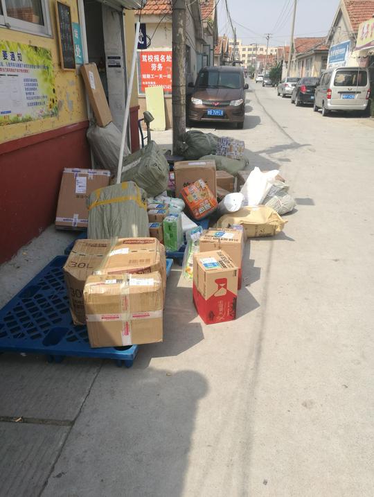 开学季，大学附近的快递网点生意又火爆起来，店主忙得顾不上吃饭