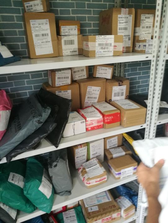 开学季，大学附近的快递网点生意又火爆起来，店主忙得顾不上吃饭