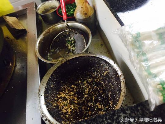 生煎包生意好不好，看看服务员手上带的你就知道了