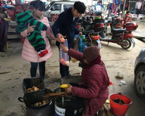 快八旬老奶奶集市做生意，炸这玩意，一天只挣了10元