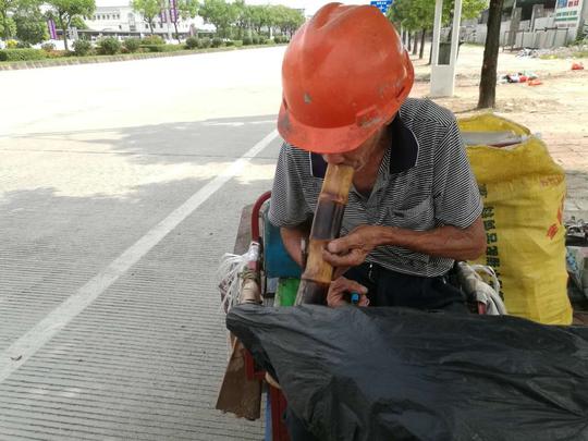 实拍：73岁农村拾荒老人，劳累1天只够1盒饭钱，看了让人心酸