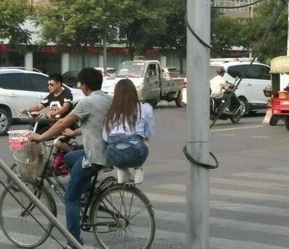 姑娘们换了新式工作服以后，生意变得异常火爆