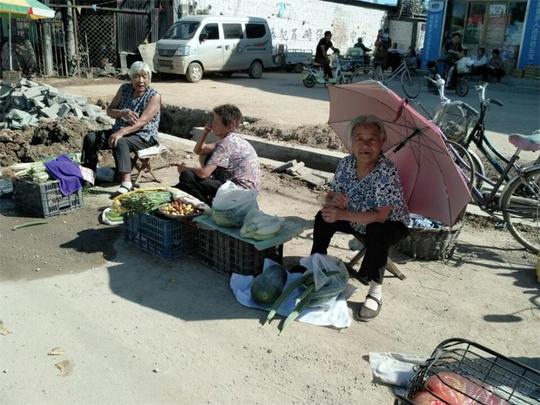 实拍：农村大集上摆摊的农村老人，生意冷清